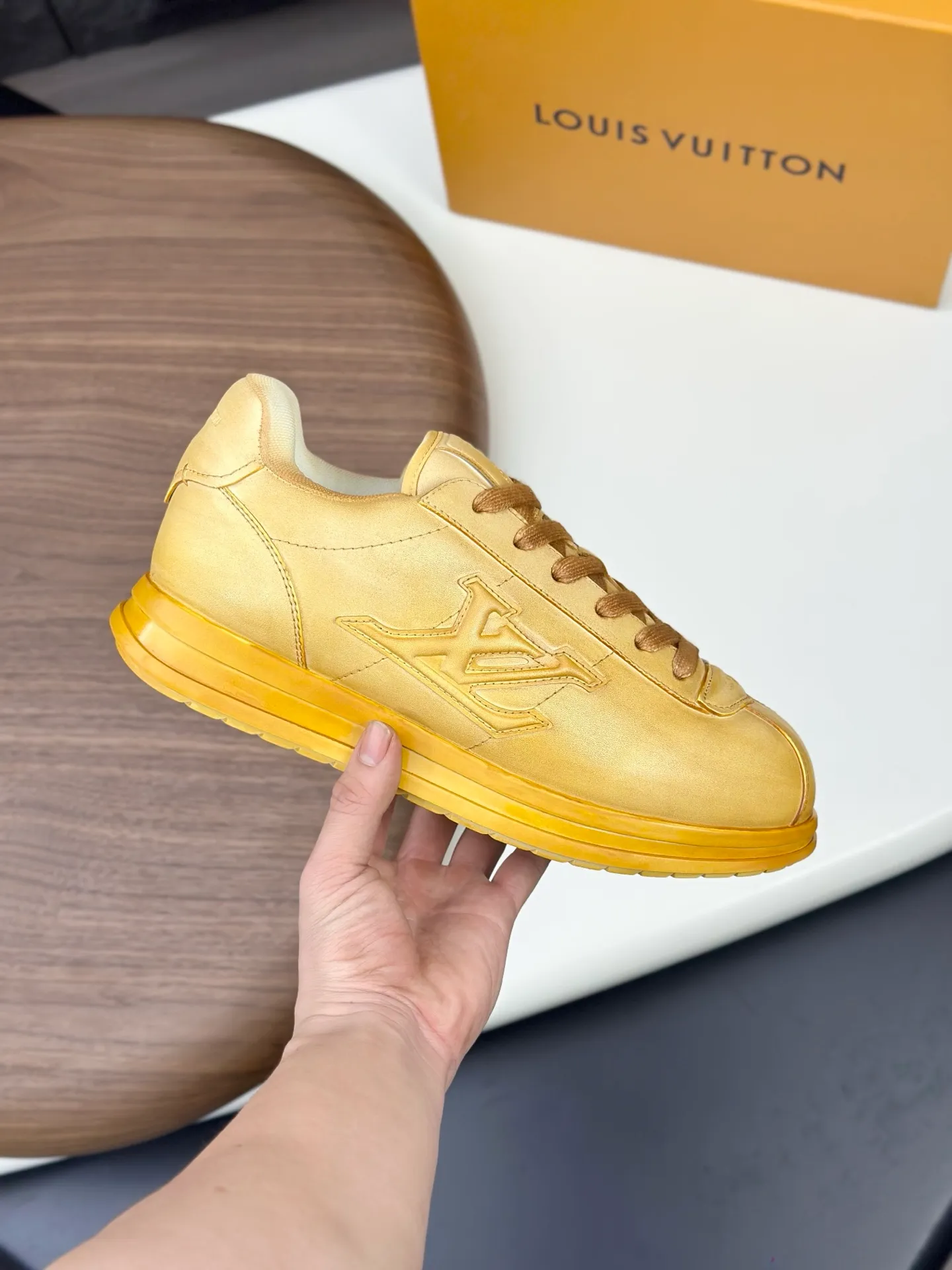 💰800💰Full package💰Top version Washed LV-Louis Vuitton-Classic catwalk new style 1:1 developed replica of the original version! ! The upper foot is very comfortable. It is made of luxurious materials, washed with fine workmanship, and the midsole is printed with English letters "Made in Europe." The upper is made of calfskin imported from Italy. The side is decorated with the brand's LOGO and signature. The latest latex foot pads and mesh lining make the foot feel super comfortable. The original two-color TPU combination outsole is specially provided by the original factory. Bag technology Goodyear stitched edges Fabric: Exclusive custom first-layer cowhide Accessories: Exclusive private model Vuitton logo, lining: Customized silk mesh lining - first-layer silk cowhide lining Outsole: TPU combination outsole wear-resistant, non-slip and anti-yellowing Foot pads: new latex pads-mesh sweat-absorbent Counter technology: fully computerized sewing machine wire drawing Toe box back cover Hot and cold shaping Full set of pull-top last with medium and low logo pattern Counter packaging - Shoelaces, certificates, cards, instructions, certificates of quality, dust bags, the most comprehensive packaging on the Internet, men's sizes 39-44 (38/45 custom-made, non-refundable!